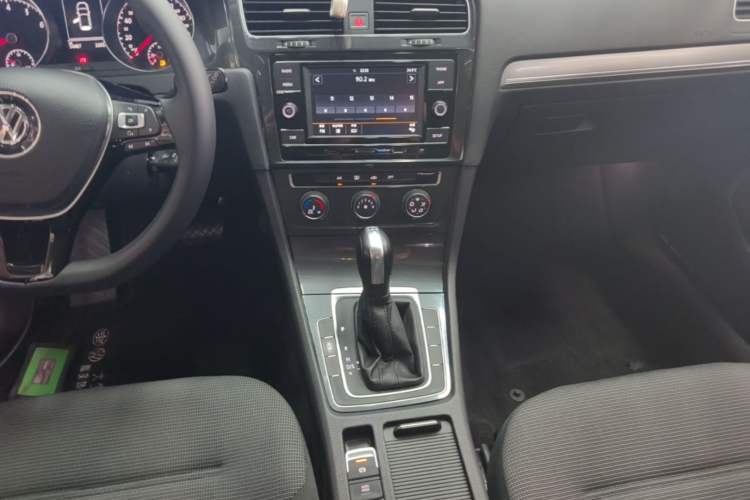 Used Volkswagen Golf 2018 230TSI Automatic Comfort Model Audio And AC Panel