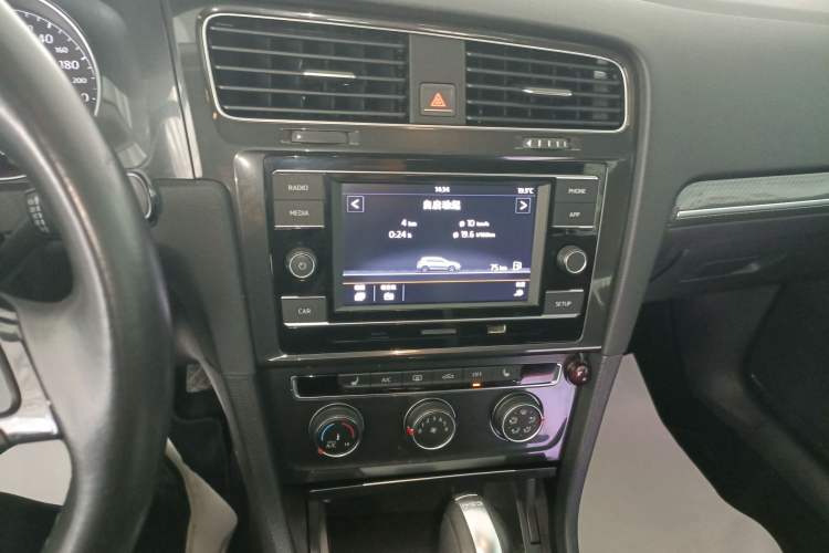 Used Volkswagen Golf 2018 230TSI Automatic Luxury Version Audio And AC Panel