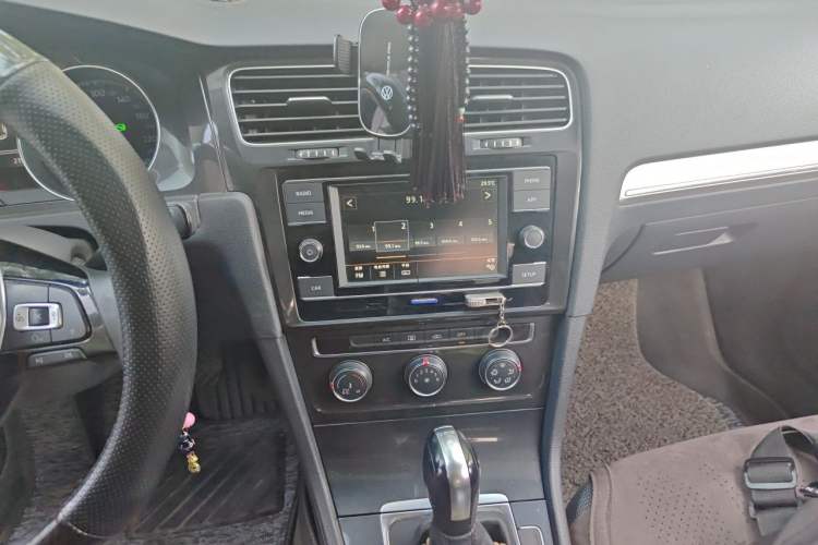 Used Volkswagen Golf 2018 230TSI Automatic Comfort Model Audio And AC Panel