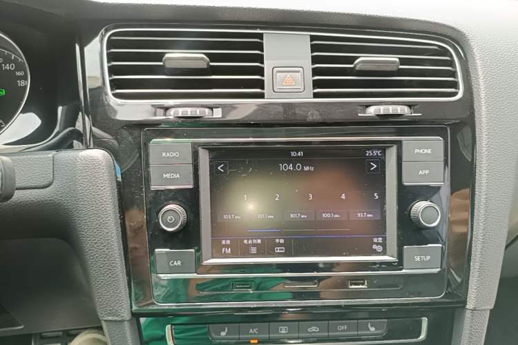 Used Volkswagen Golf 2018 280TSI Automatic R-Line Model Audio And AC Panel