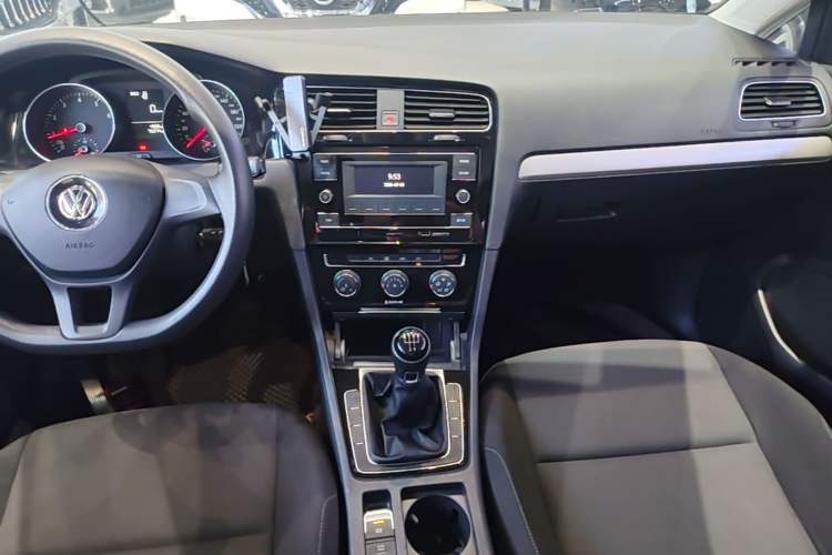 Used Volkswagen Golf 2018 1.6L Manual Fashion Edition Audio And AC Panel