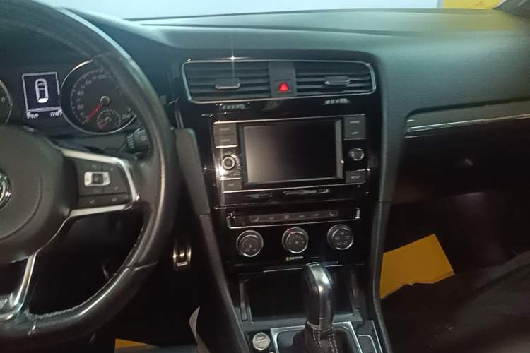 Used Volkswagen Golf 2018 280TSI Automatic R-Line Model Audio And AC Panel
