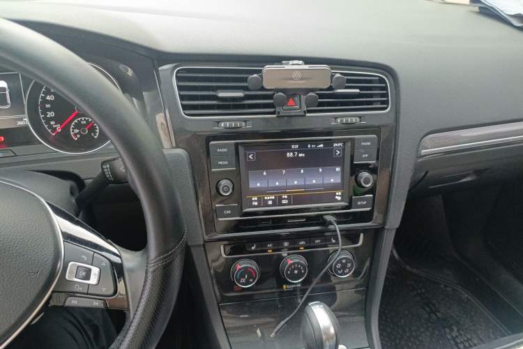 Used Volkswagen Golf 2018 230TSI Automatic Luxury Version Audio And AC Panel