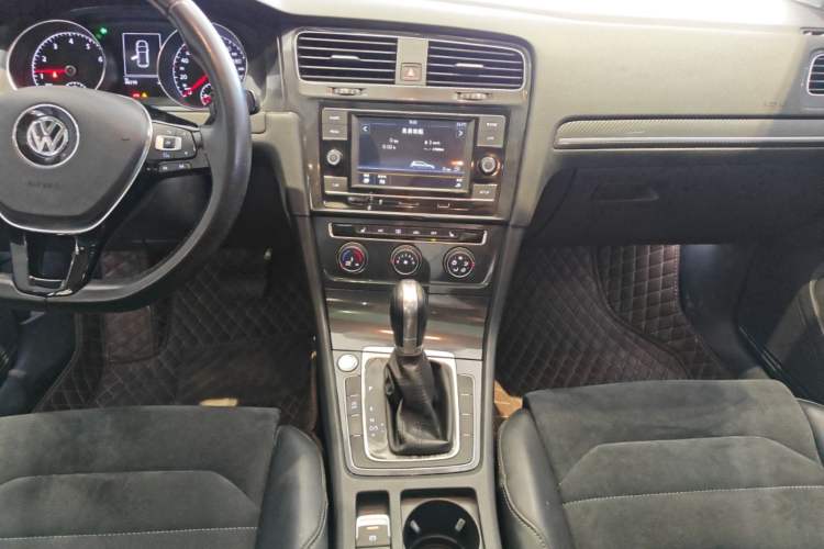 Used Volkswagen Golf 2018 230TSI Automatic Luxury Version Audio And AC Panel