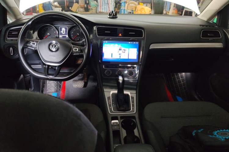 Used Volkswagen Golf 2018 230TSI Automatic Comfort Model Center Console