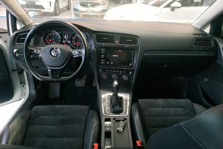 Used Volkswagen Golf 2018 230TSI Automatic Luxury Version Center Console