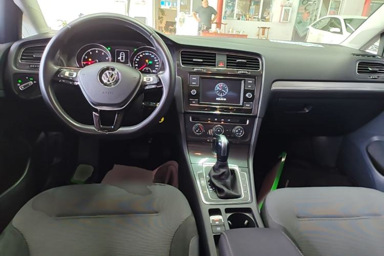 Used Volkswagen Golf 2018 230TSI Automatic Comfort Model Center Console