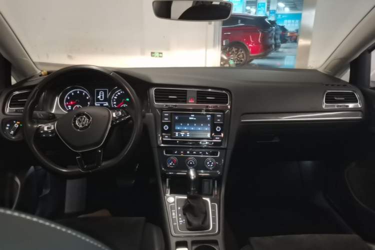 Used Volkswagen Golf 2018 230TSI Automatic Luxury Version Center Console