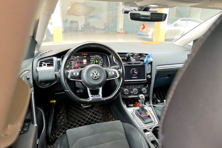 Used Volkswagen Golf 2018 230TSI Automatic Luxury Version Center Console