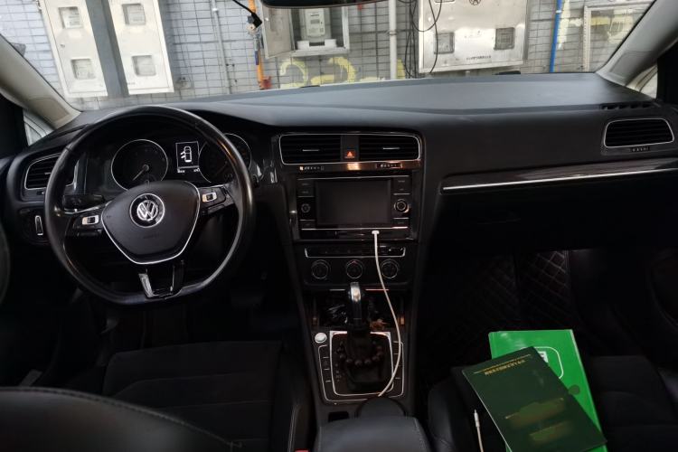 Used Volkswagen Golf 2018 230TSI Automatic Luxury Version Center Console
