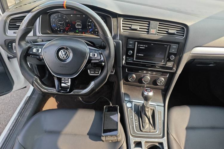 Used Volkswagen Golf 2018 230TSI Automatic Comfort Model Center Console
