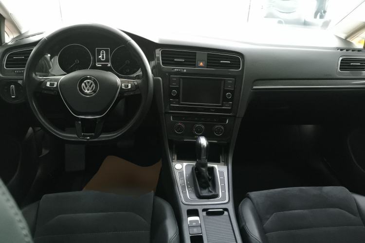 Used Volkswagen Golf 2018 230TSI Automatic Luxury Version Center Console