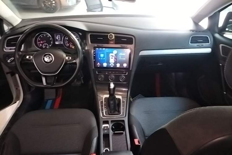 Used Volkswagen Golf 2018 1.6L Automatic Comfort Model Center Console