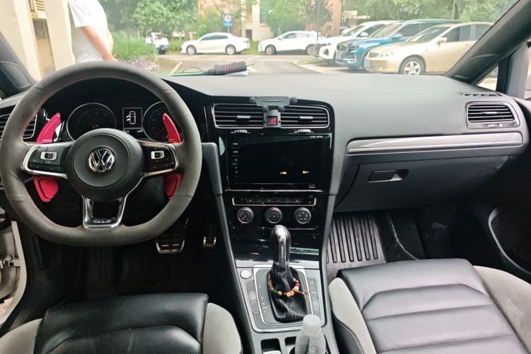 Used Volkswagen Golf 2018 280TSI Automatic R-Line Model Center Console