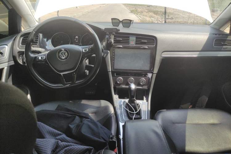 Used Volkswagen Golf 2018 230TSI Automatic Comfort Model Center Console