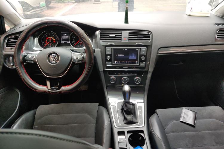 Used Volkswagen Golf 2018 230TSI Automatic Luxury Version Center Console