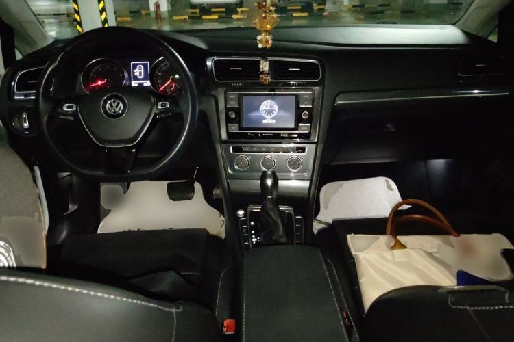 Used Volkswagen Golf 2018 230TSI Automatic Luxury Version Center Console