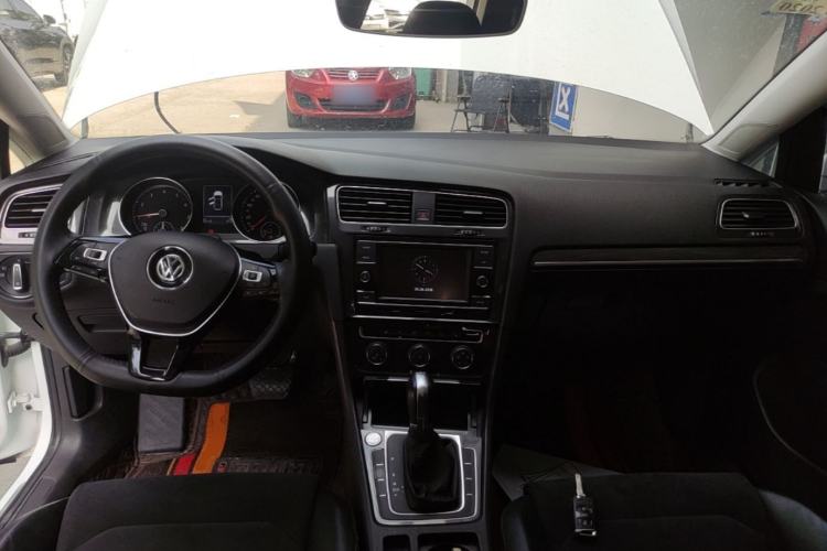 Used Volkswagen Golf 2018 230TSI Automatic Luxury Version Center Console