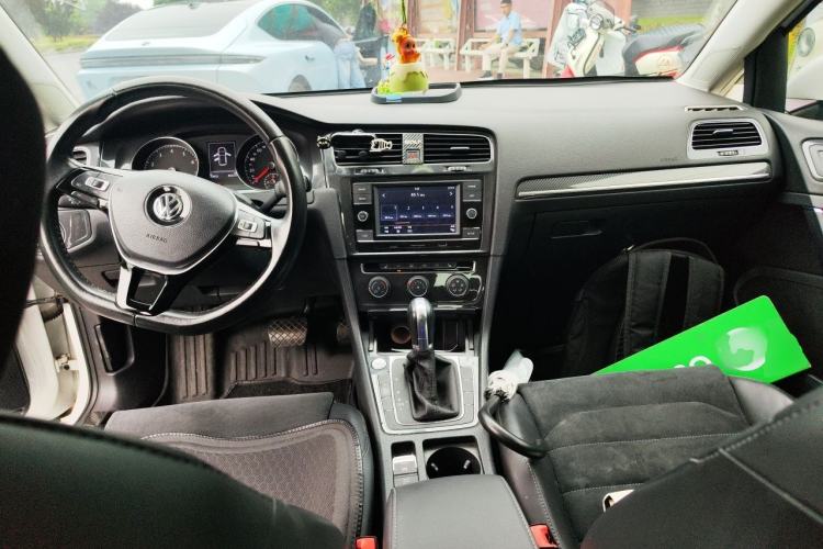 Used Volkswagen Golf 2018 230TSI Automatic Luxury Version Center Console