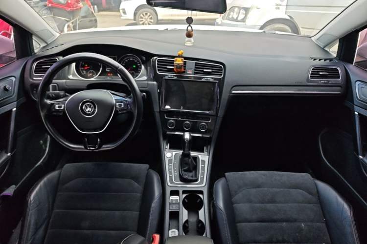Used Volkswagen Golf 2018 230TSI Automatic Luxury Version Center Console