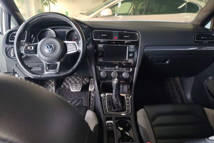 Used Volkswagen Golf 2018 280TSI Automatic R-Line Model Center Console