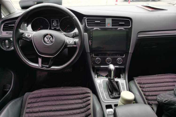 Used Volkswagen Golf 2018 230TSI Automatic Luxury Version Center Console