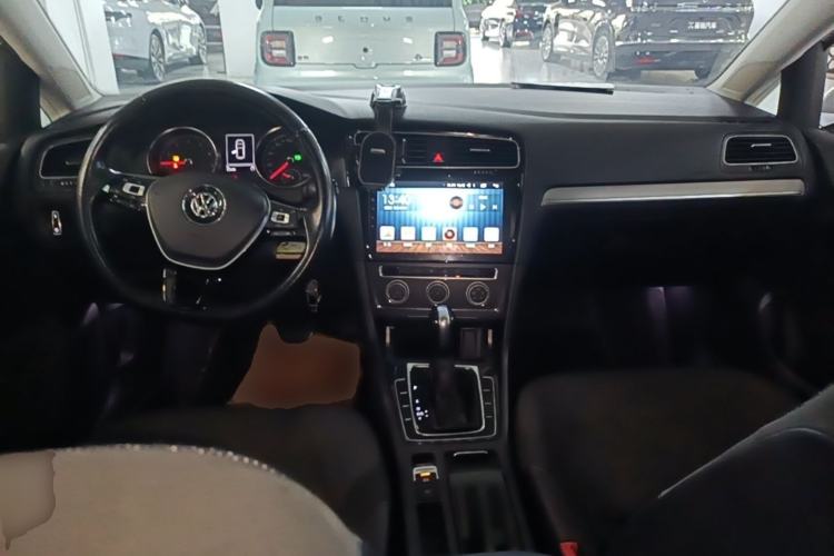Used Volkswagen Golf 2018 1.6L Automatic Comfort Model Center Console