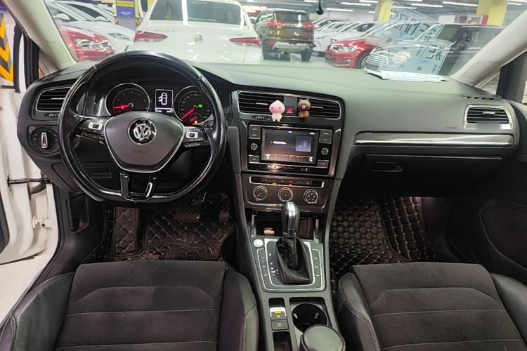 Used Volkswagen Golf 2018 230TSI Automatic Luxury Version Center Console