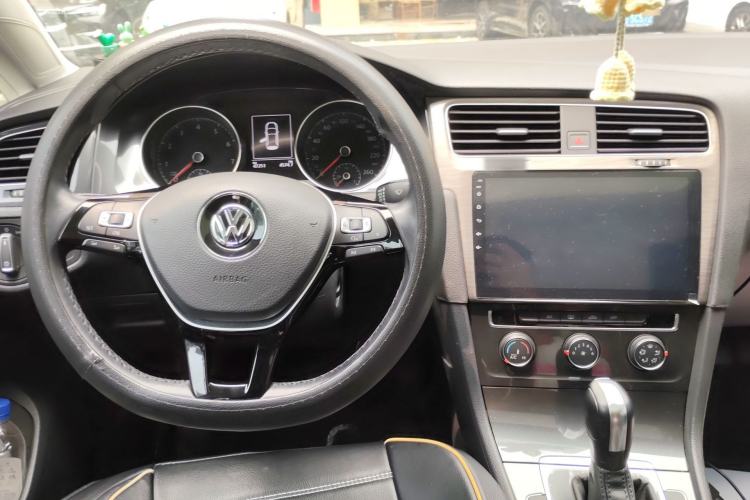 Used Volkswagen Golf 2018 1.6L Automatic Comfort Model Center Console
