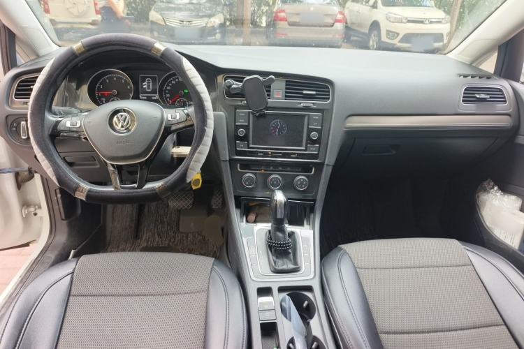Used Volkswagen Golf 2018 230TSI Automatic Comfort Model Center Console