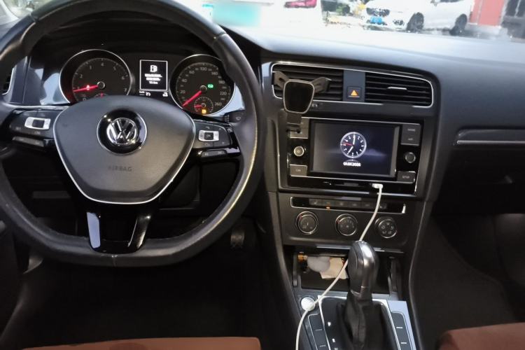 Used Volkswagen Golf 2018 230TSI Automatic Luxury Version Center Console