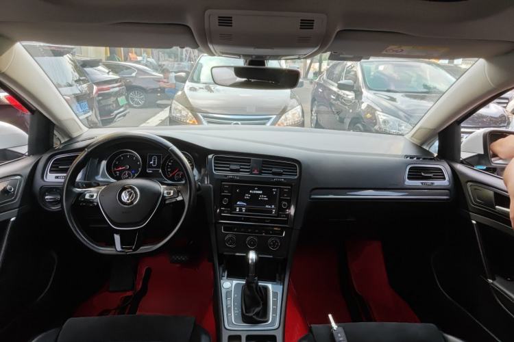 Used Volkswagen Golf 2018 230TSI Automatic Luxury Version Center Console