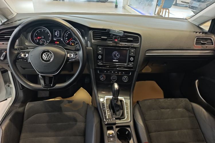 Used Volkswagen Golf 2018 230TSI Automatic Luxury Version Center Console
