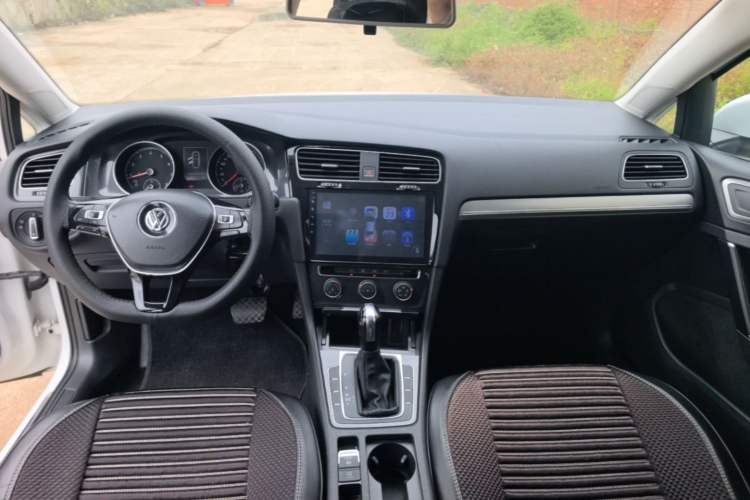 Used Volkswagen Golf 2018 1.6L Automatic Comfort Model Center Console
