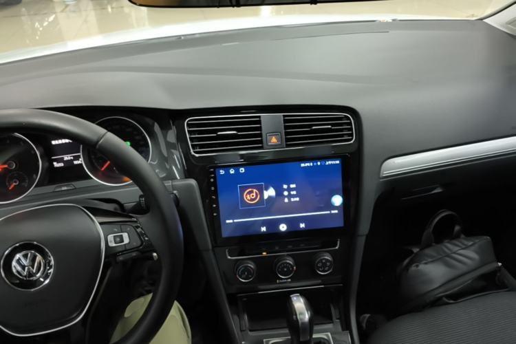 Used Volkswagen Golf 2018 1.6L Automatic Comfort Model Center Console