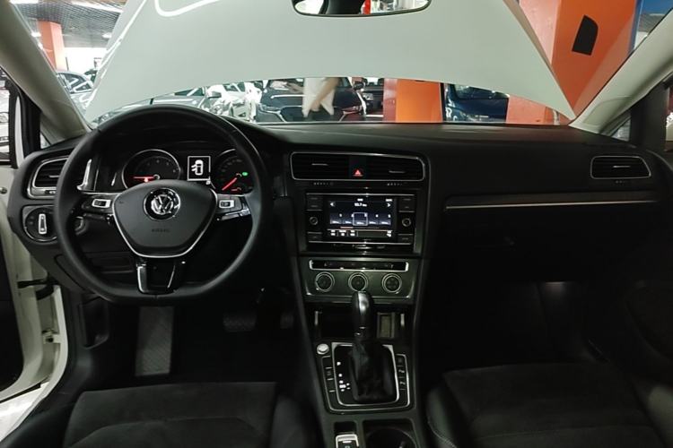 Used Volkswagen Golf 2018 230TSI Automatic Luxury Version Center Console