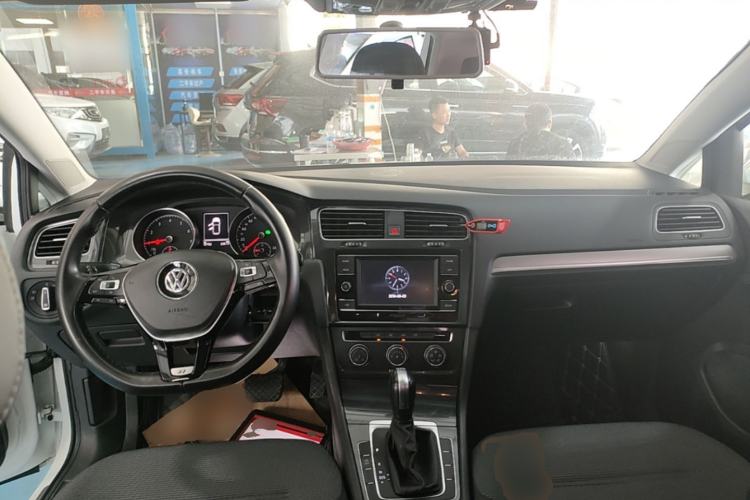 Used Volkswagen Golf 2018 230TSI Automatic Comfort Model Center Console