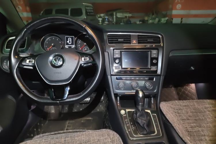 Used Volkswagen Golf 2018 230TSI Automatic Luxury Version Center Console