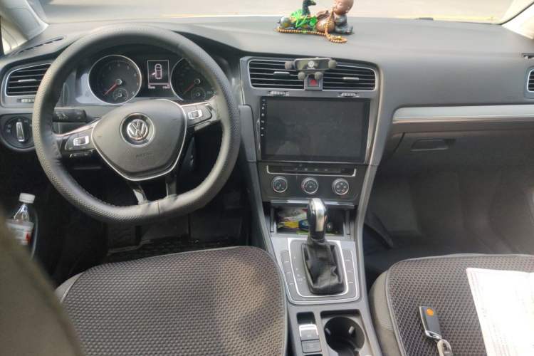 Used Volkswagen Golf 2018 1.6L Automatic Comfort Model Center Console