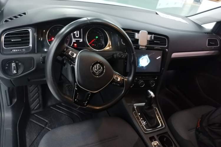 Used Volkswagen Golf 2018 1.6L Automatic Comfort Model Center Console