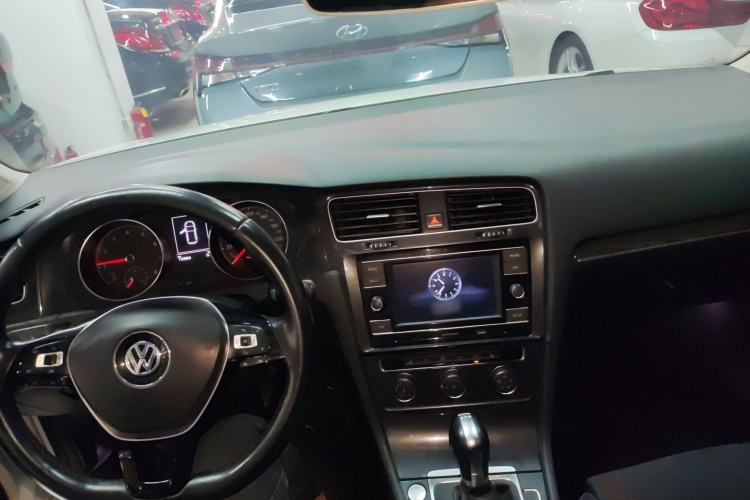 Used Volkswagen Golf 2018 230TSI Automatic Luxury Version Center Console