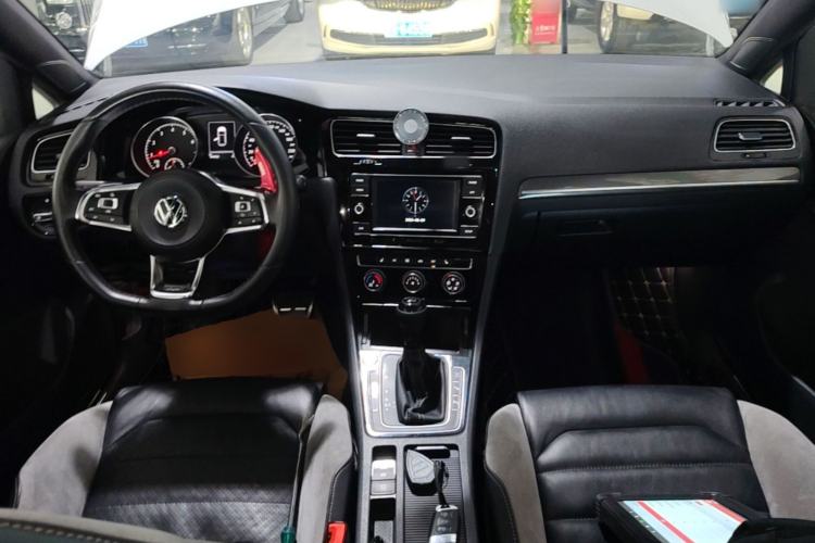 Used Volkswagen Golf 2018 280TSI Automatic R-Line Model Center Console