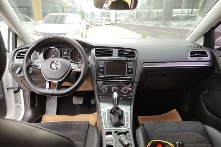 Used Volkswagen Golf 2018 230TSI Automatic Luxury Version Center Console