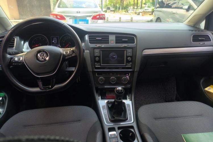 Used Volkswagen Golf 2018 230TSI Manual Comfort Version Center Console