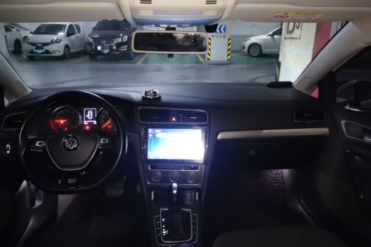 Used Volkswagen Golf 2018 230TSI Automatic Comfort Model Center Console