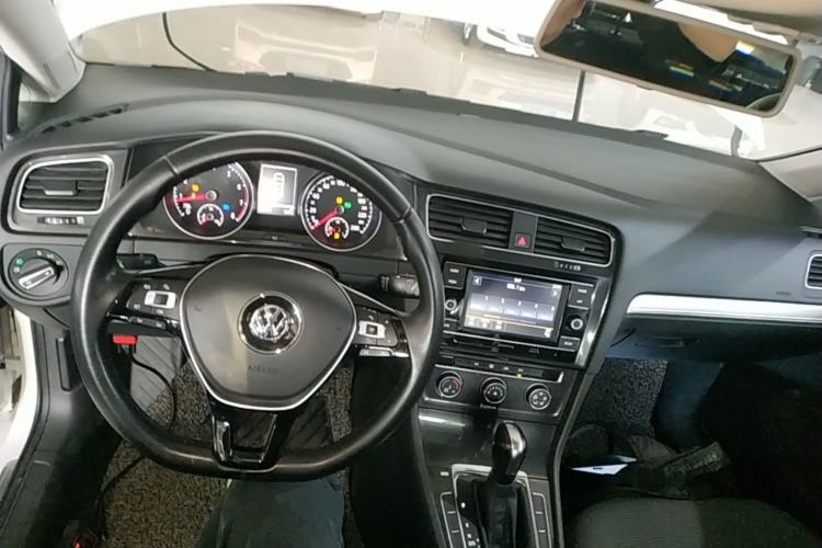 Used Volkswagen Golf 2018 1.6L Automatic Comfort Model Center Console