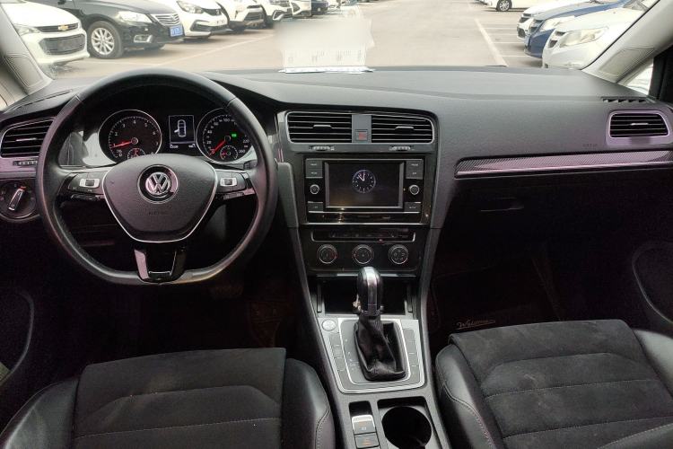 Used Volkswagen Golf 2018 230TSI Automatic Luxury Version Center Console