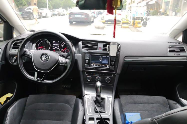 Used Volkswagen Golf 2018 230TSI Automatic Luxury Version Center Console