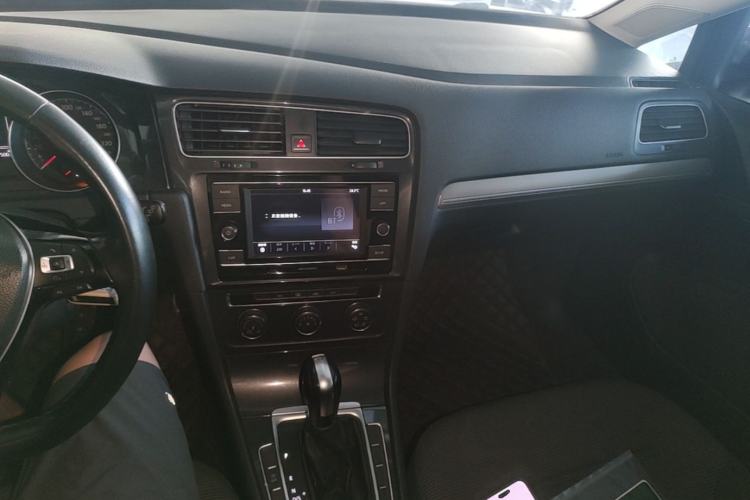 Used Volkswagen Golf 2018 230TSI Automatic Comfort Model Center Console