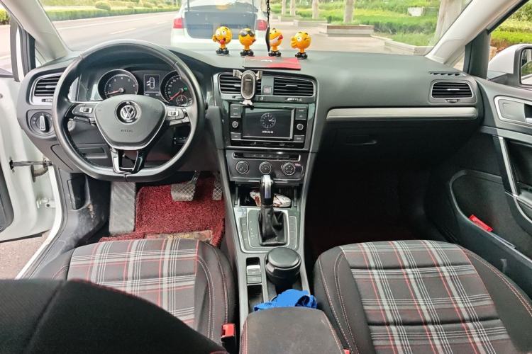 Used Volkswagen Golf 2018 1.6L Automatic Comfort Model Center Console